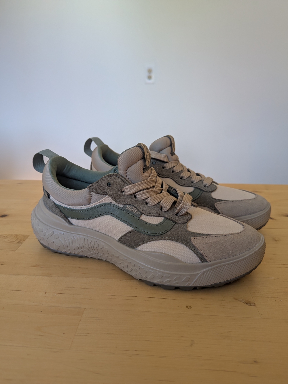 Vans Women's Vans Ultrarange Neo VR3 Sneakers - Size 8.5